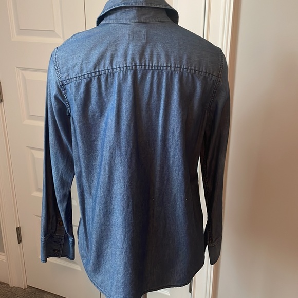 Chico’s chambray button down shirt. Size 1. - Picture 3 of 4